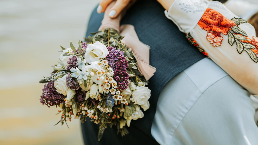 Seasonal flowers in wedding floristry